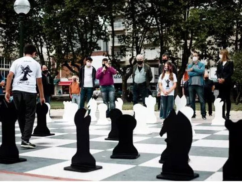 Las partidas de ajedrez en el tablero gigante vuelven a la Plaza San Martín