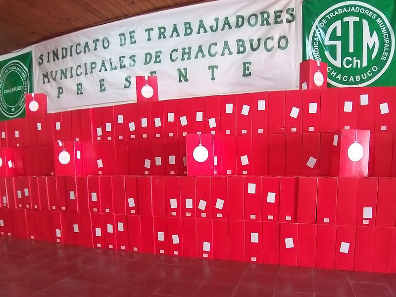 Cajas navideñas para municipales de Chacabuco