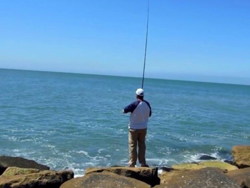 Autorizan la pesca desde la costa en Mar del Plata