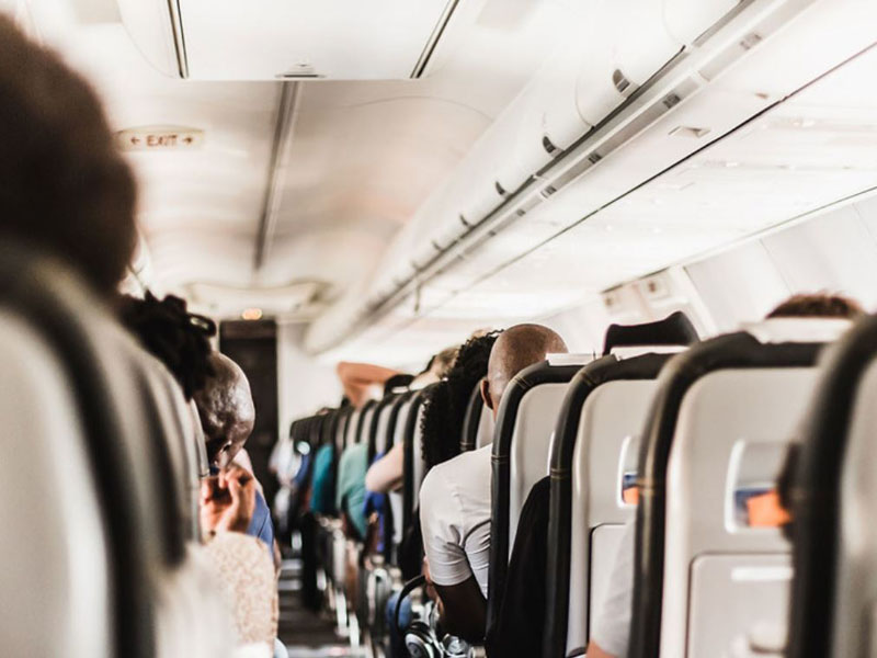 La OPS recomienda evitar los viajes en avión durante la pandemia 