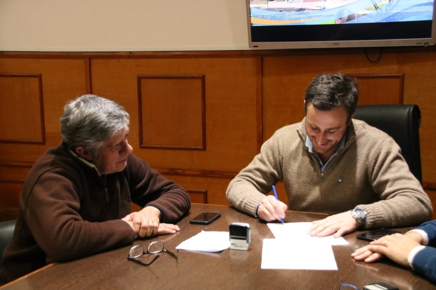 Ralinqueo firmó un aumento para los municipales 