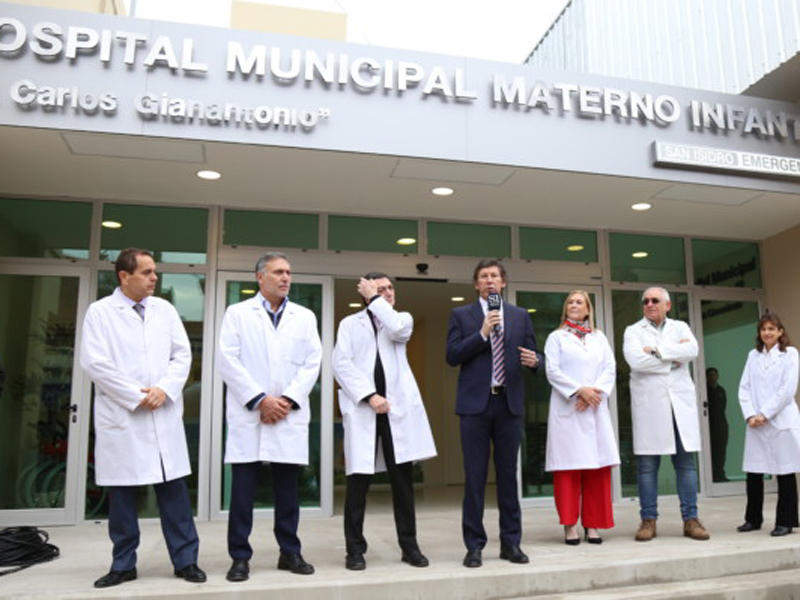 Posse inauguró el nuevo Hospital Materno Intantil